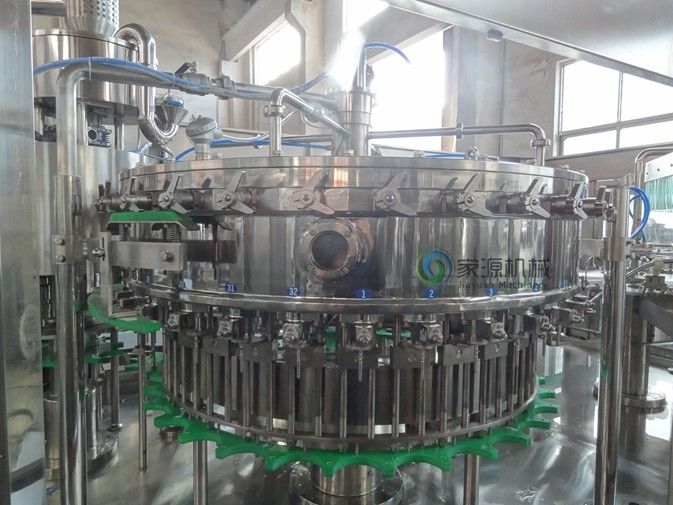 Ενωμένη με διοξείδιο του άνθρακα μηχανή πλήρωσης μπουκαλιών γυαλιού ποτών αυτόματη 8000BPH με την κορώνα ΚΑΠ 6