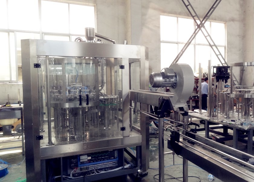 Automatic Bottle Carbonated Drink Filling Machine Electric Driven Plastic Screw Cap