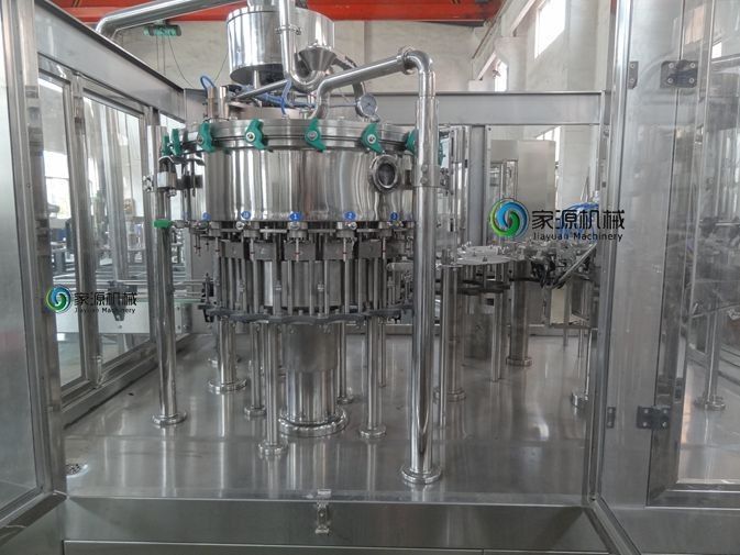 Αργυροειδής άσπρη ενωμένη με διοξείδιο του άνθρακα μηχανή πλήρωσης μπουκαλιών ποτών αυτόματη για τη βιομηχανία ποτών 1